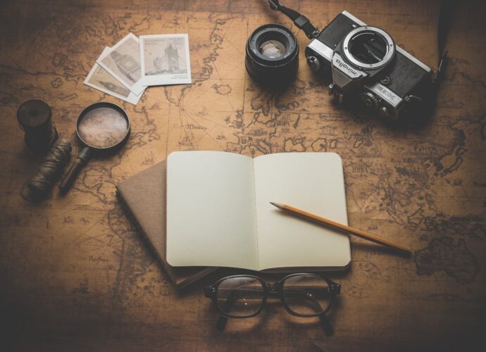 Photo Solo traveler with map