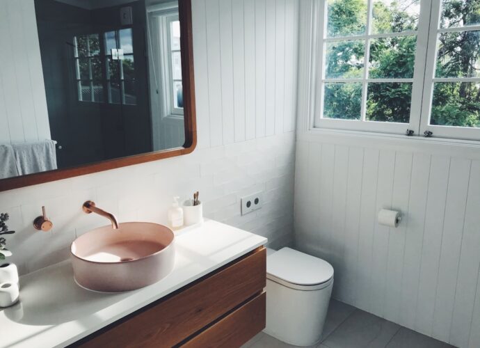 Photo Bathroom renovation: budget-friendly tiles