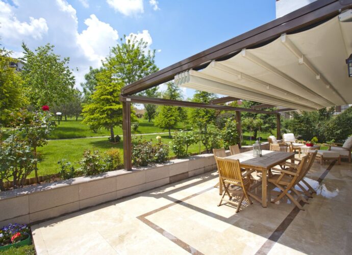 Pergola retractabila