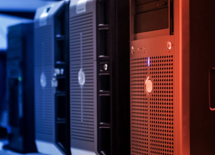 Proprietar de mic magazin verificând profilul Google Business pe telefon în fața afacerii