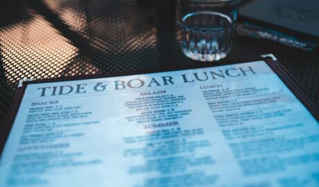 Photo restaurant menu reading