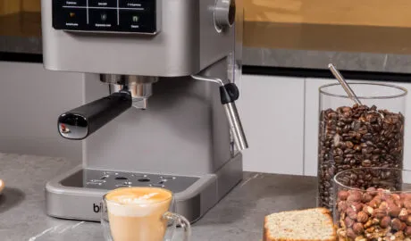 Espressor pentru birou și HoReCa, cu o cafea cappuccino și boabe de cafea