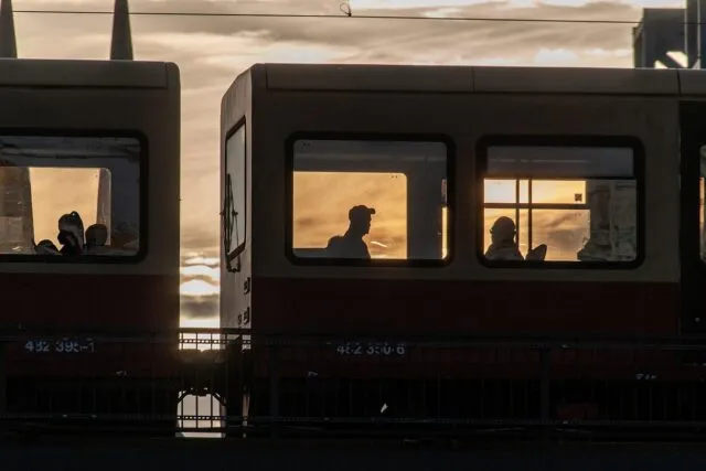 Oameni care se grăbesc spre stația de tramvai într-o seară de toamnă în oraș